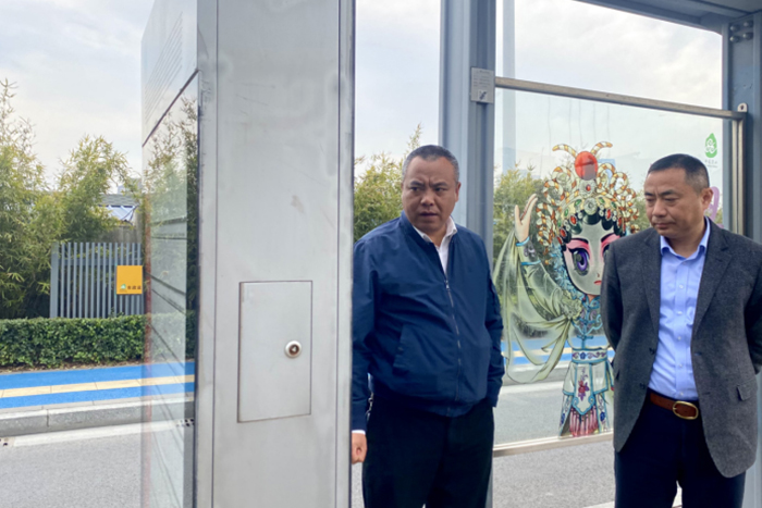 場站巡查小組行動(dòng)中：畫好候車亭風(fēng)景線.jpg